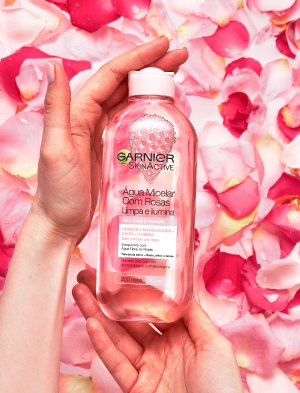 Agua Micelar Garnier con extracto de rosas.